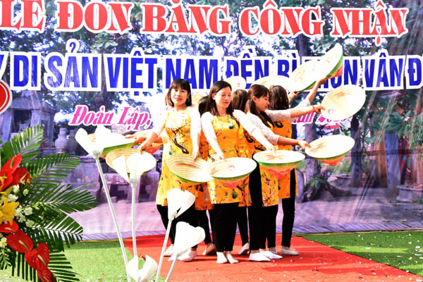Hải[-]Phòng:[-]Hai[-]cây[-]cổ[-]thụ[-]bên[-]ngôi[-]đền[-]đá[-]linh[-]thiêng[-]nhất[-]của[-]Tiên[-]Lãng[-]được[-]vinh[-]danh[-]Cây[-]Di[-]sản[-]Việt[-]Nam